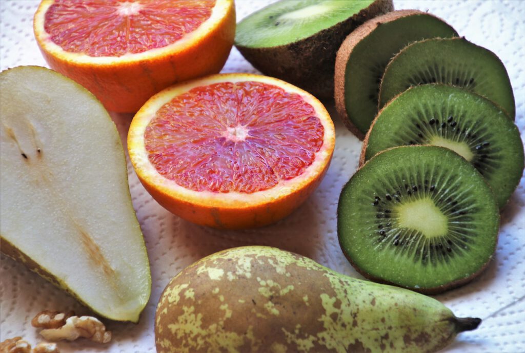 kiwi, pear, tangerine-4021706.jpg